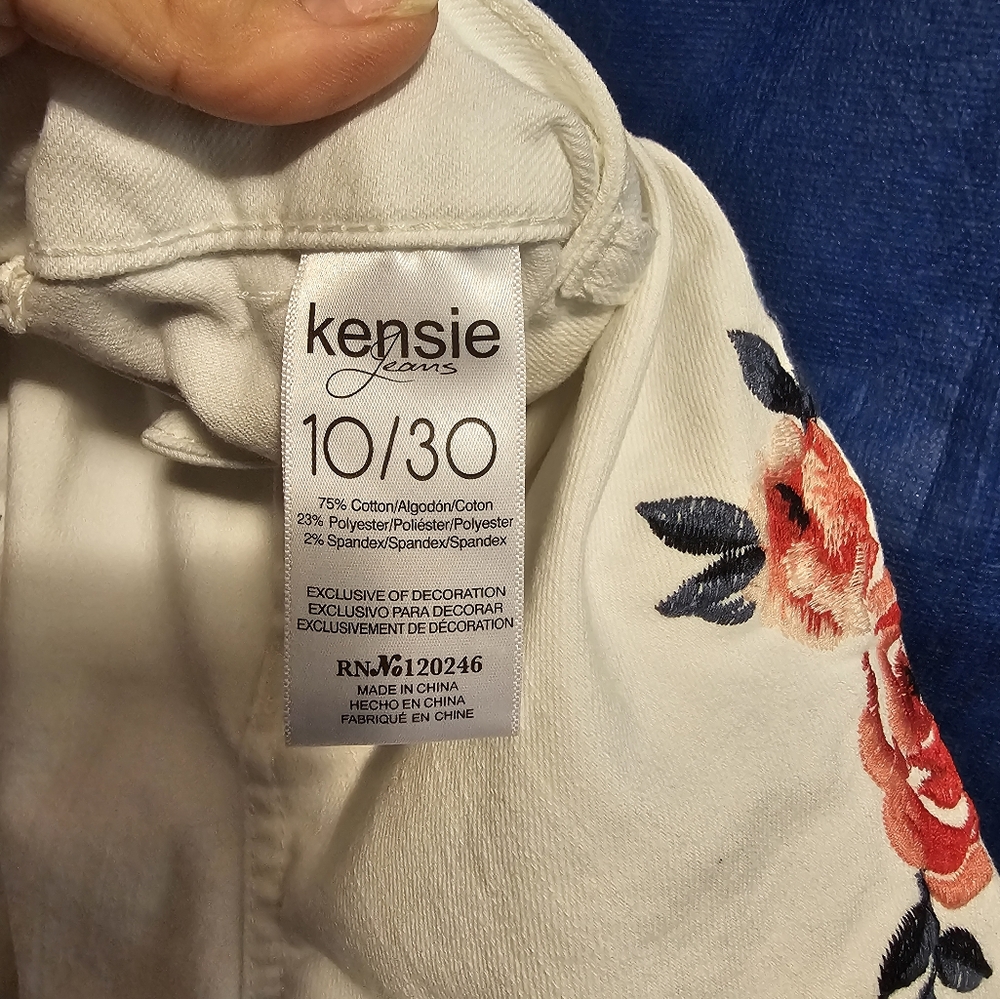 Kensie Jeans White and Red Floral Jean Shorts Size 10/30 - Picture 4 of 5